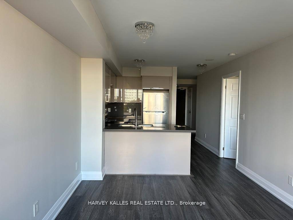 Fully renovated gorgeous 1 bedroom den spacious unit with modern finishes ; a 50 sq ft balcony with unobstructed views of the park ; stylish kitchen with s s appliances, ...