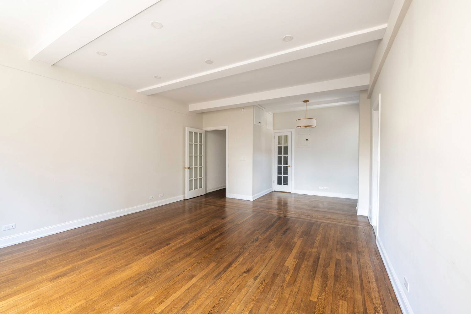 This light filled prewar apartment in charming Carnegie Hill is close to Central Park, several museums and a number of public and private schools.