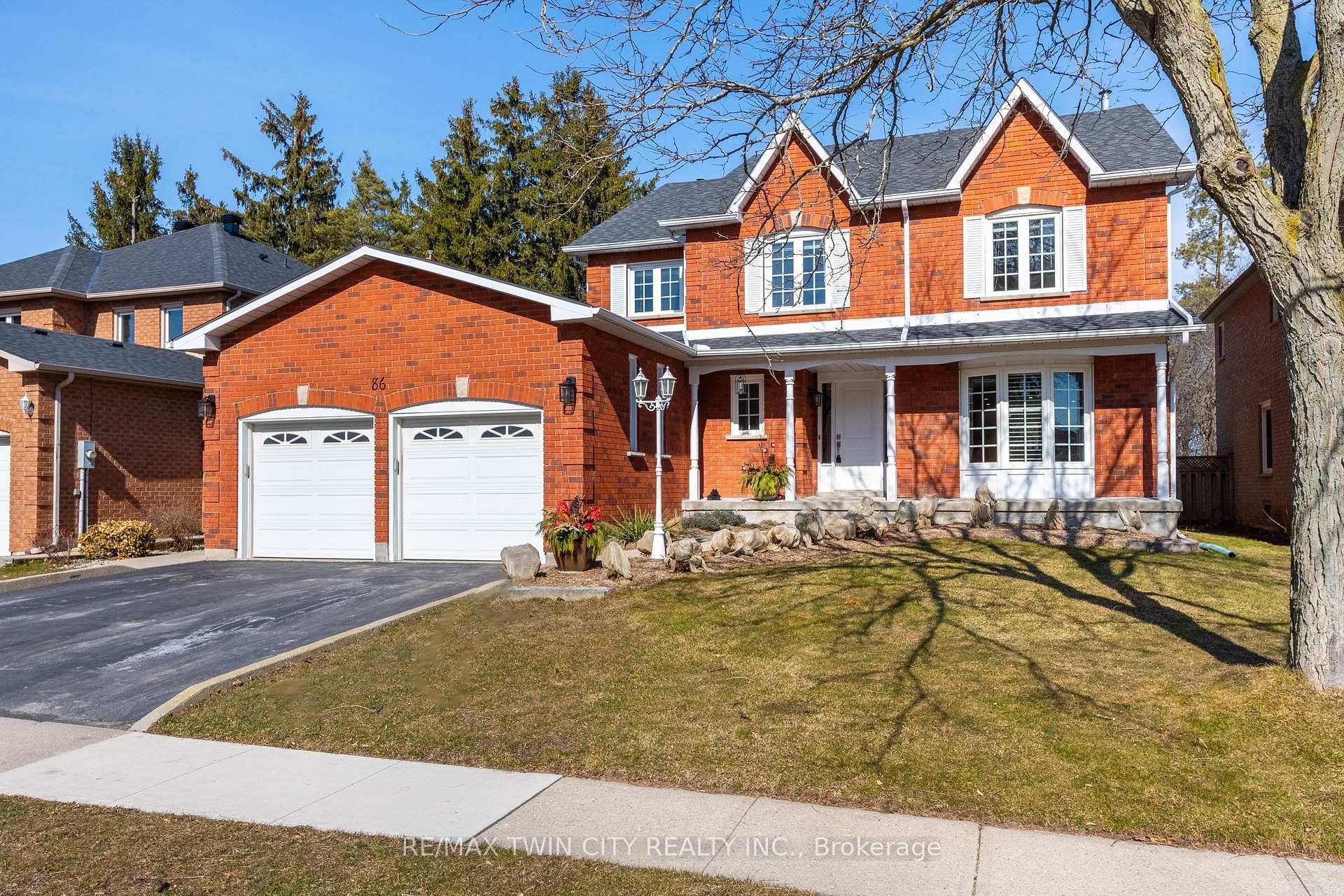 With over 4ooo sqft of usable space and 6 bedrooms, you will have plenty of room for the entire family.