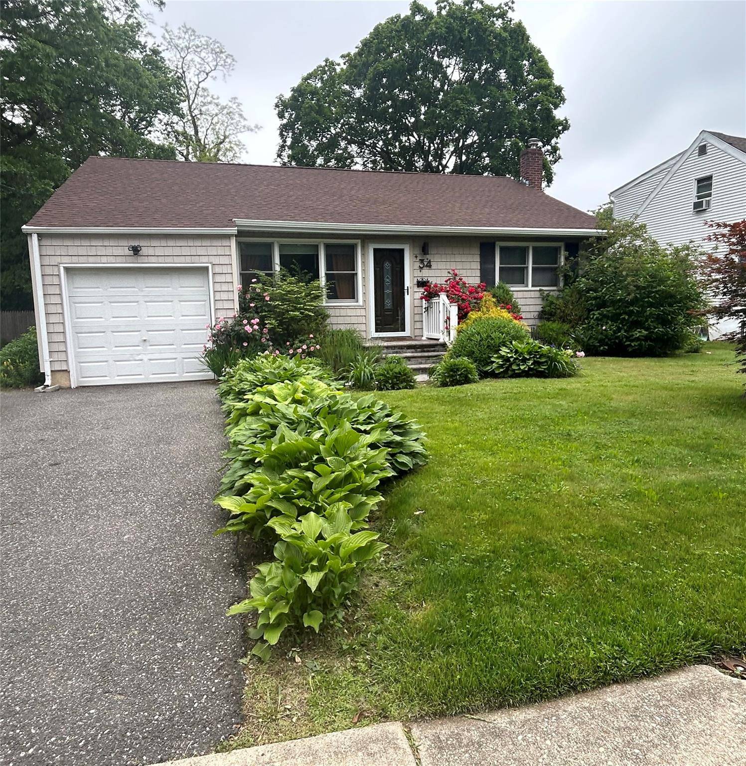 Rental King Presents... Charming Ranch in Prime Huntington Location Welcome to your next home !