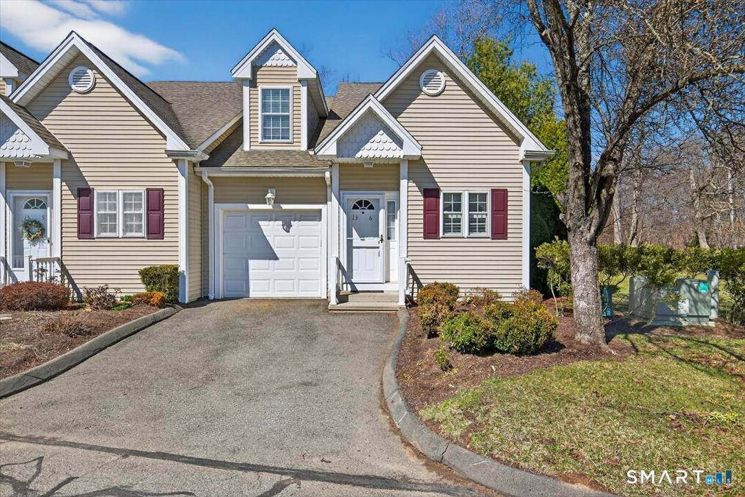 Welcome to the highly desirable Quail Run Village, a vibrant 55 community in North Haven !