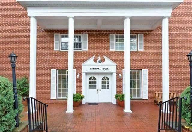 This elegant 2 bedrooms 2 full bathrooms on 100 S Middle Neck Road is close to all shops and transportation.