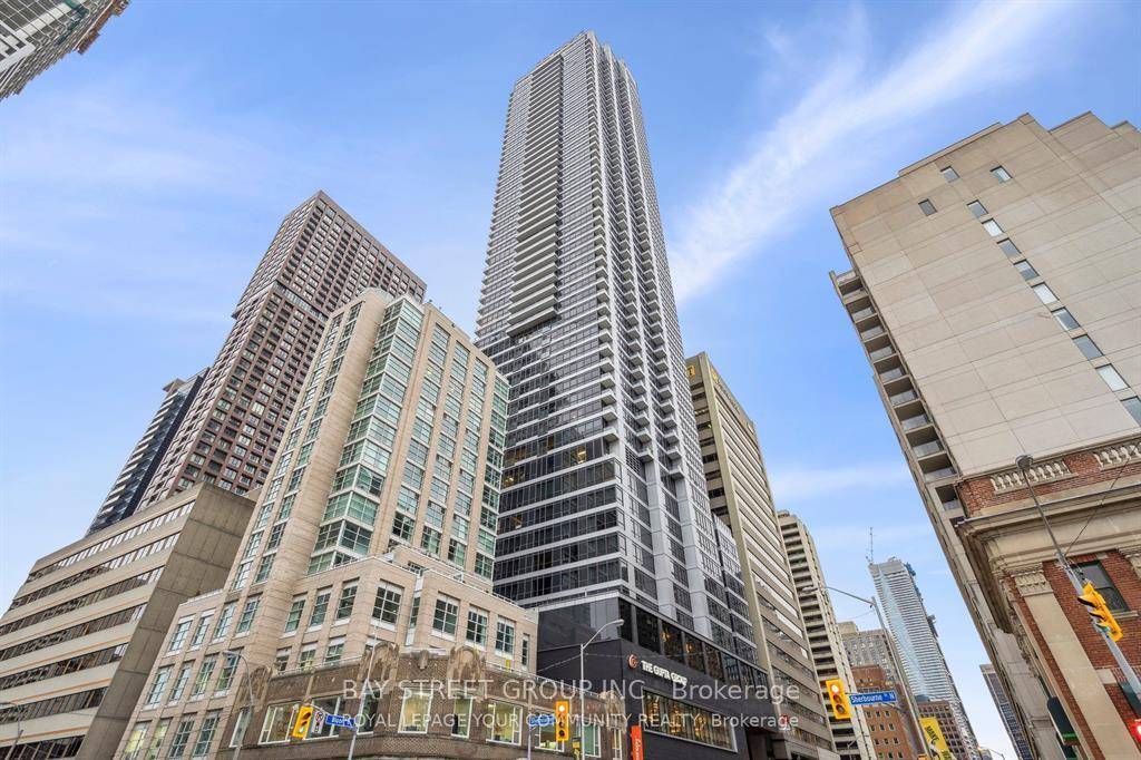 Luxurious Condo with Unobstructed Views of Toronto and Rosedale Valley Spacious 1 Study unit on a high floor in an excellent location Right next to Bloor amp ; Sherbourne Station ...