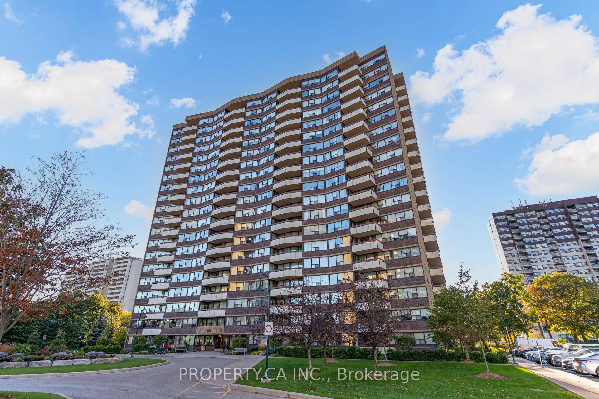 Welcome to this beautifully updated 2 1 bedroom corner suite in a highly regarded Tridel built residence, celebrated for its timeless quality and exceptional craftsmanship.