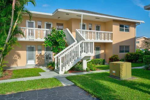 1 bed, 1. 5 bath condo in the desirable 55 community of Village Royale.