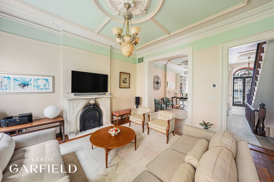 Beautiful and timeless, 512 East 87th Street is ideally situated on the south side of 87th Street between York and East End Avenues, just one block from Carl Schurz Park, ...