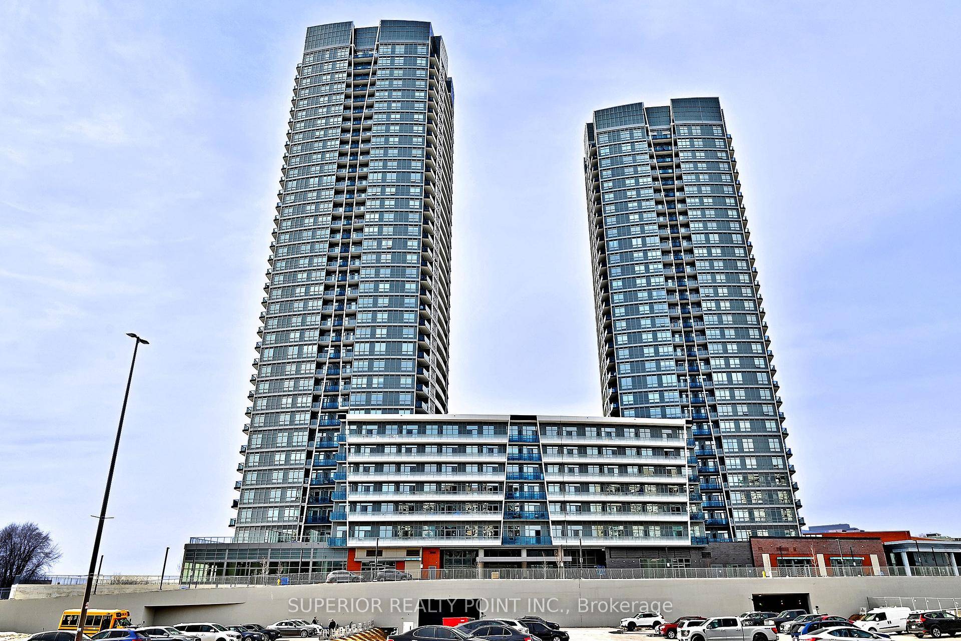 Luxury 3 Bed Den Penthouse with Stunning Views Be the first to live in this brand new, never occupied 3 bedroom den by builder plan, 2 bathroom penthouse, offering 1, ...