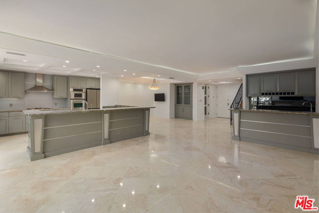 211 S Spalding Dr 2BR Beverly Hills La