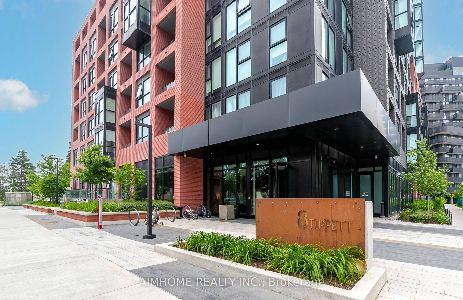 Located on the second highest floor, this stunning unit offers 240 degree panoramic views !