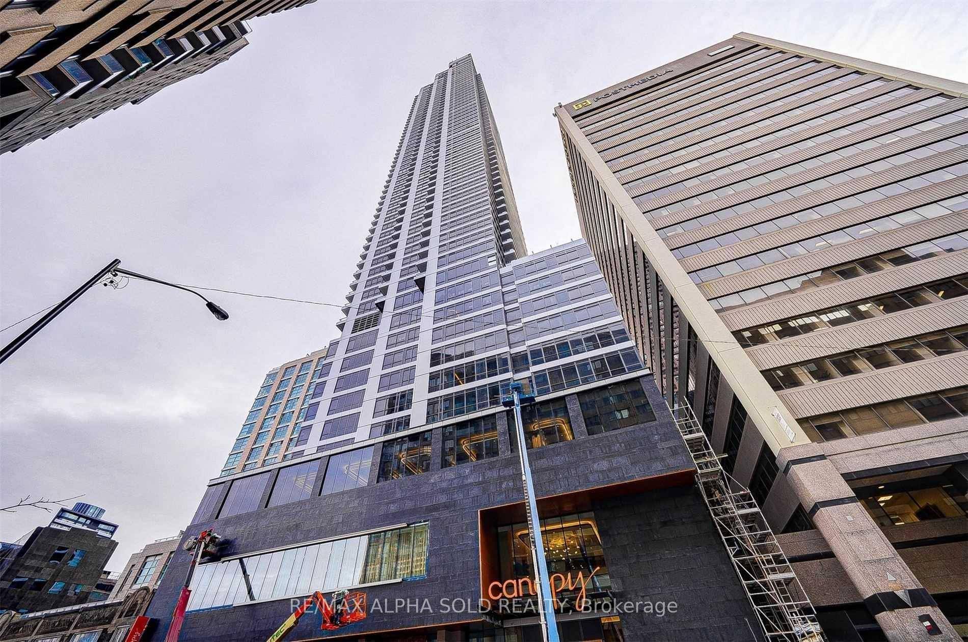 Luxurious 1 Bedroom 1 Study Rosedale condo On Bloor !