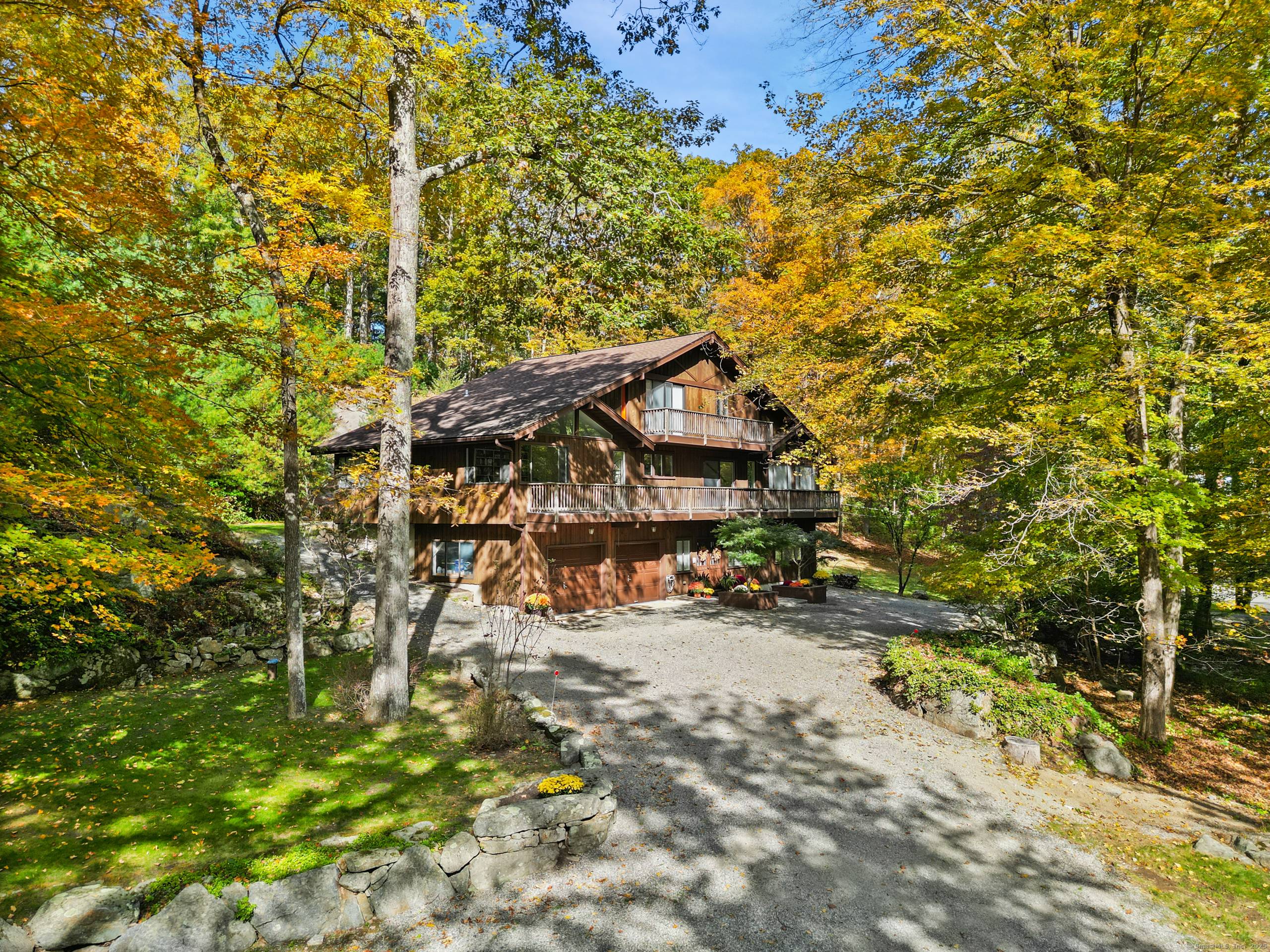This Chalet Style Retreat offers the best of both worlds, privacy and serenity of a country residence paired with convenient access to local amenities and recreation.