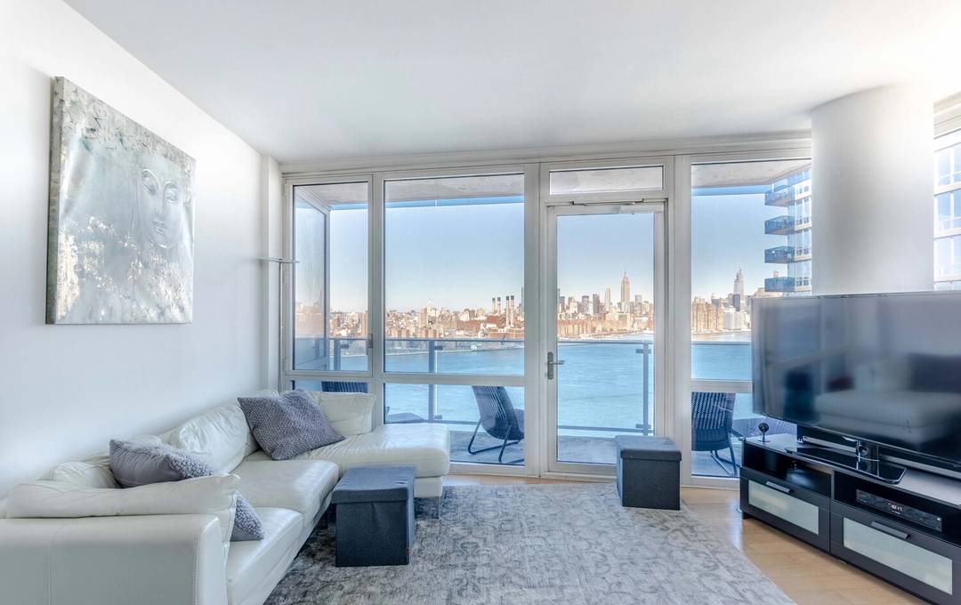 LUXURY WATERFRONT LIVING IN WILLIAMSBURG BROOKLYN !