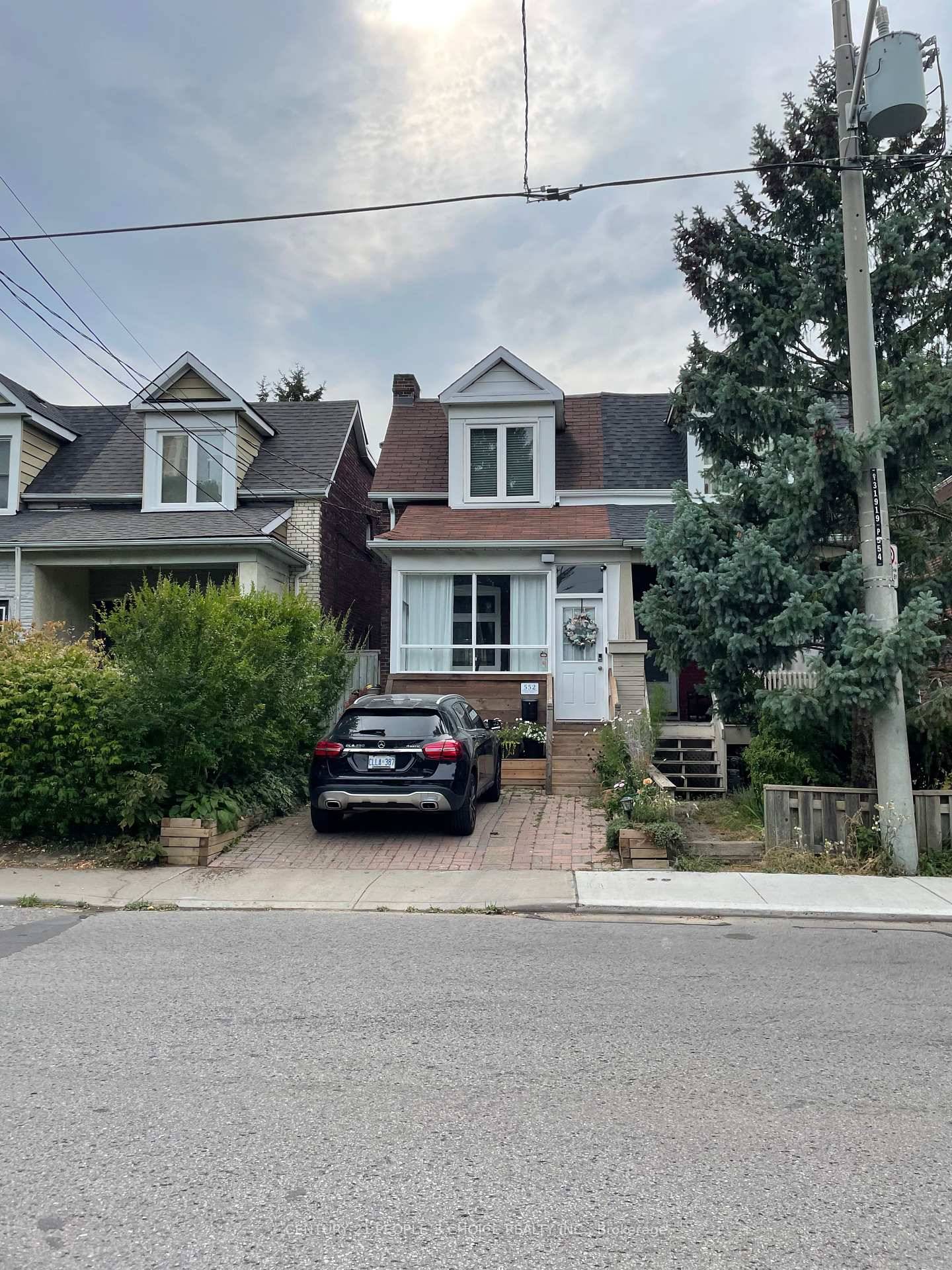 Explore this exceptional condo alternative located in one of East York's finest neighborhoods.