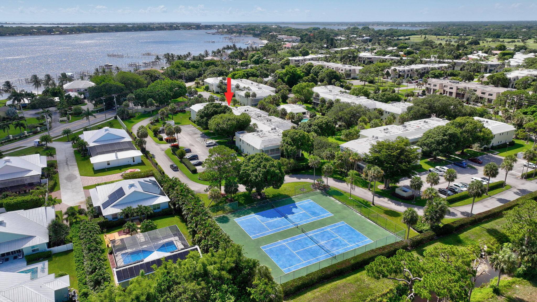 Beautiful 2 Bedroom, 2 Bathroom Fully Furnished Condo with Pool View Close to the Beach !