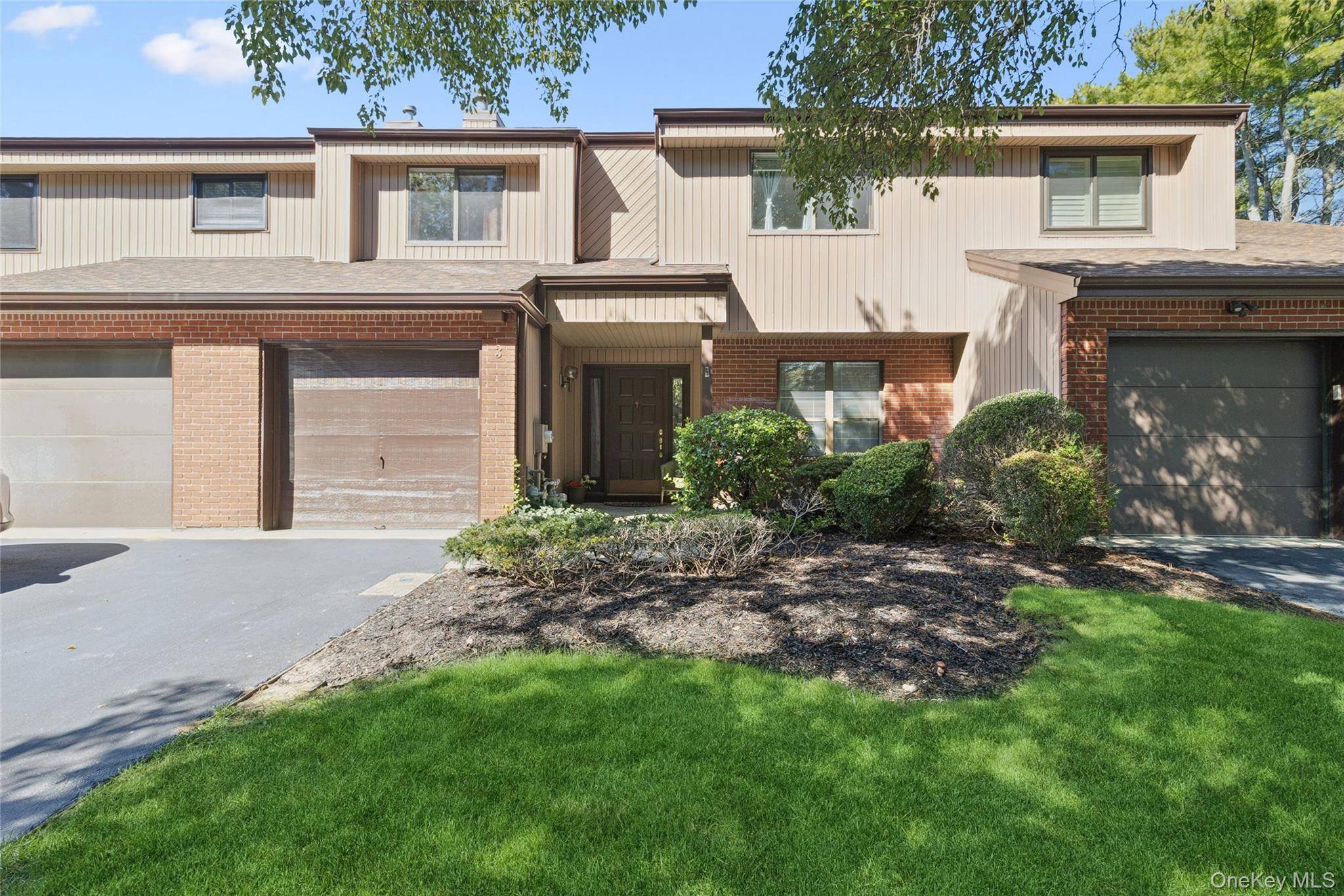 Come see this bright and spacious condo close to all !