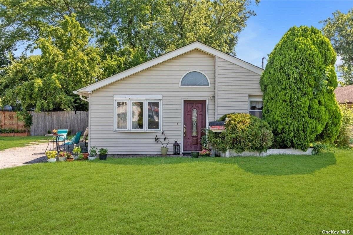 3 BEDROOM RANCH WITH ONE FULL BATHROOM CONSISTING OF AN EAT IN KITCHEN, LIVING ROOM, DINING ROOM, NEW ROOF, FENCED YARD, VAULTED CEILINGS.