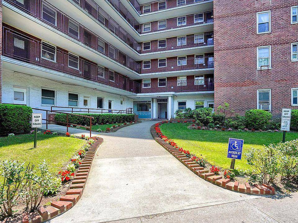 Experience comfort and convenience in this bright and generously sized 3 bedroom, 1.