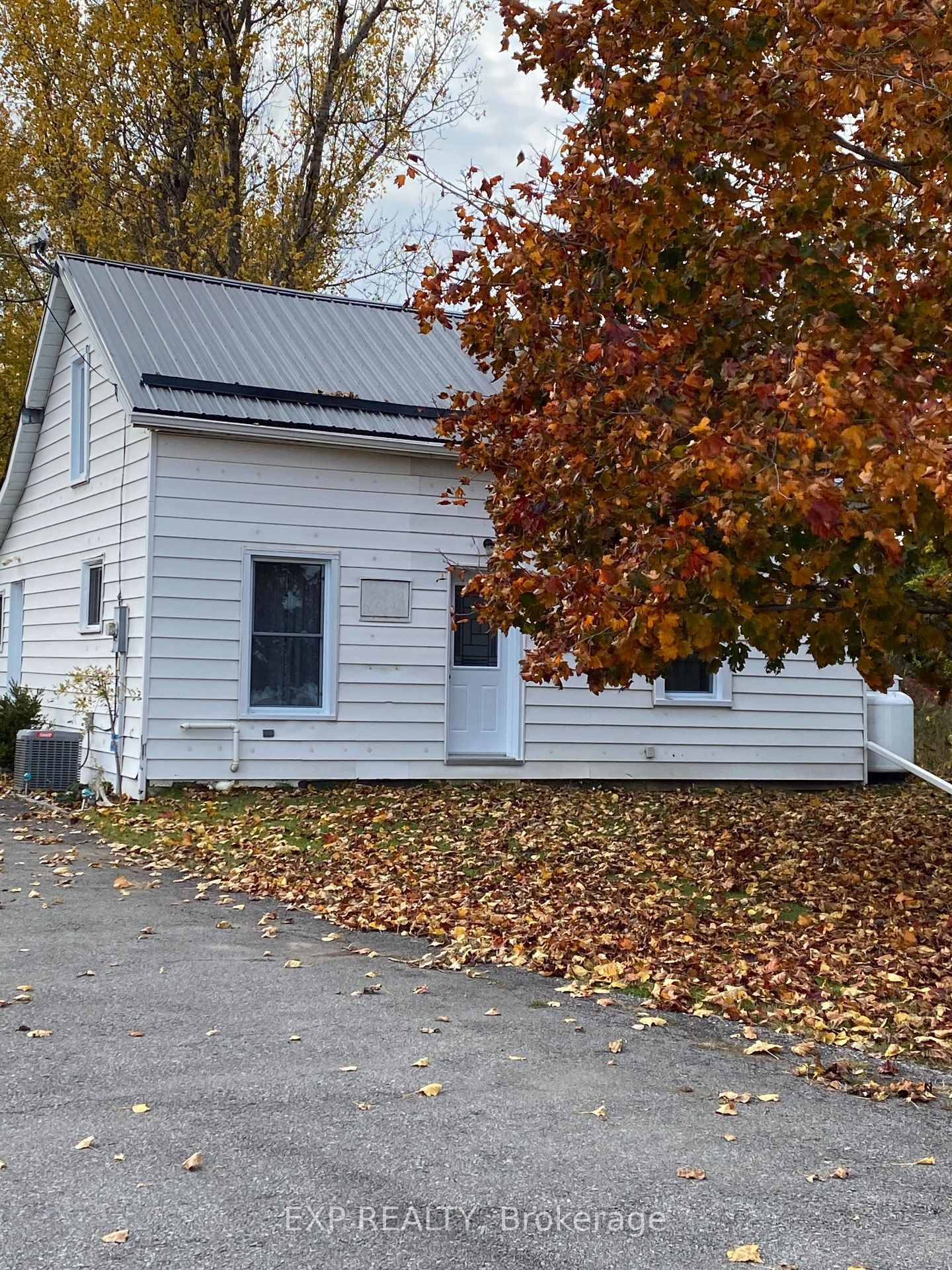 Charming Starter Home Just Off the 401 in Hilton !