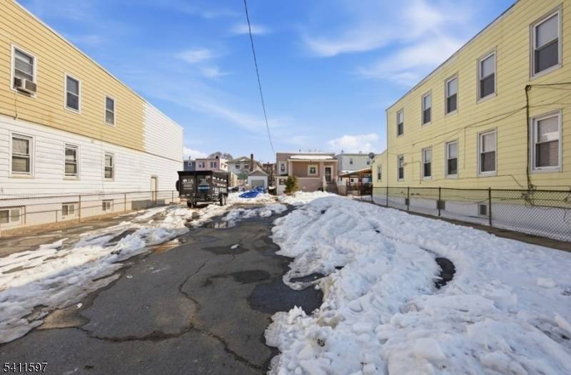 Single family located in an excellent location close to pubic transportation, shopping, and major highways.