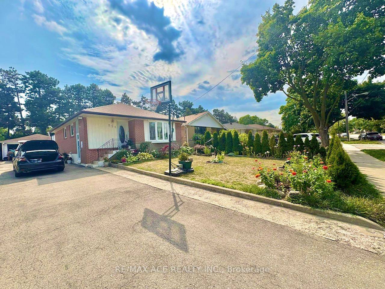 Detached Bungalow In A Mature Neighbourhood.