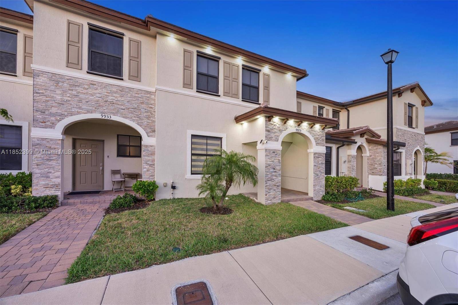 Stunning 3 bed, 2 bath townhouse in sought after Cutler Bay !