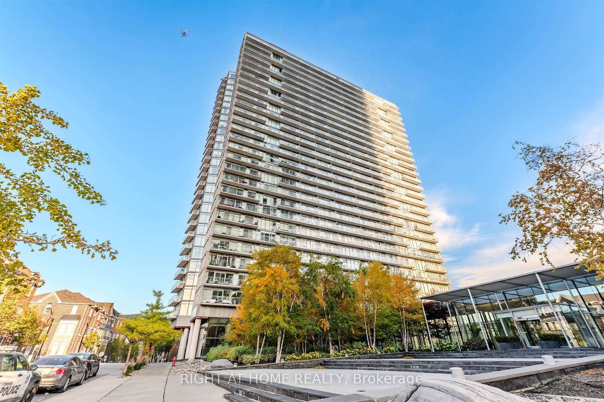 Experience breathtaking panoramic views of the Toronto skyline, CN Tower, Lake Ontario, and High Park from this bright and spacious one bedroom suite with a coveted SouthEast exposure !