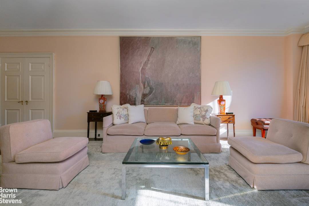 This Candela classic eight with sunny Park Avenue frontage has been lovingly maintained for 50 years.