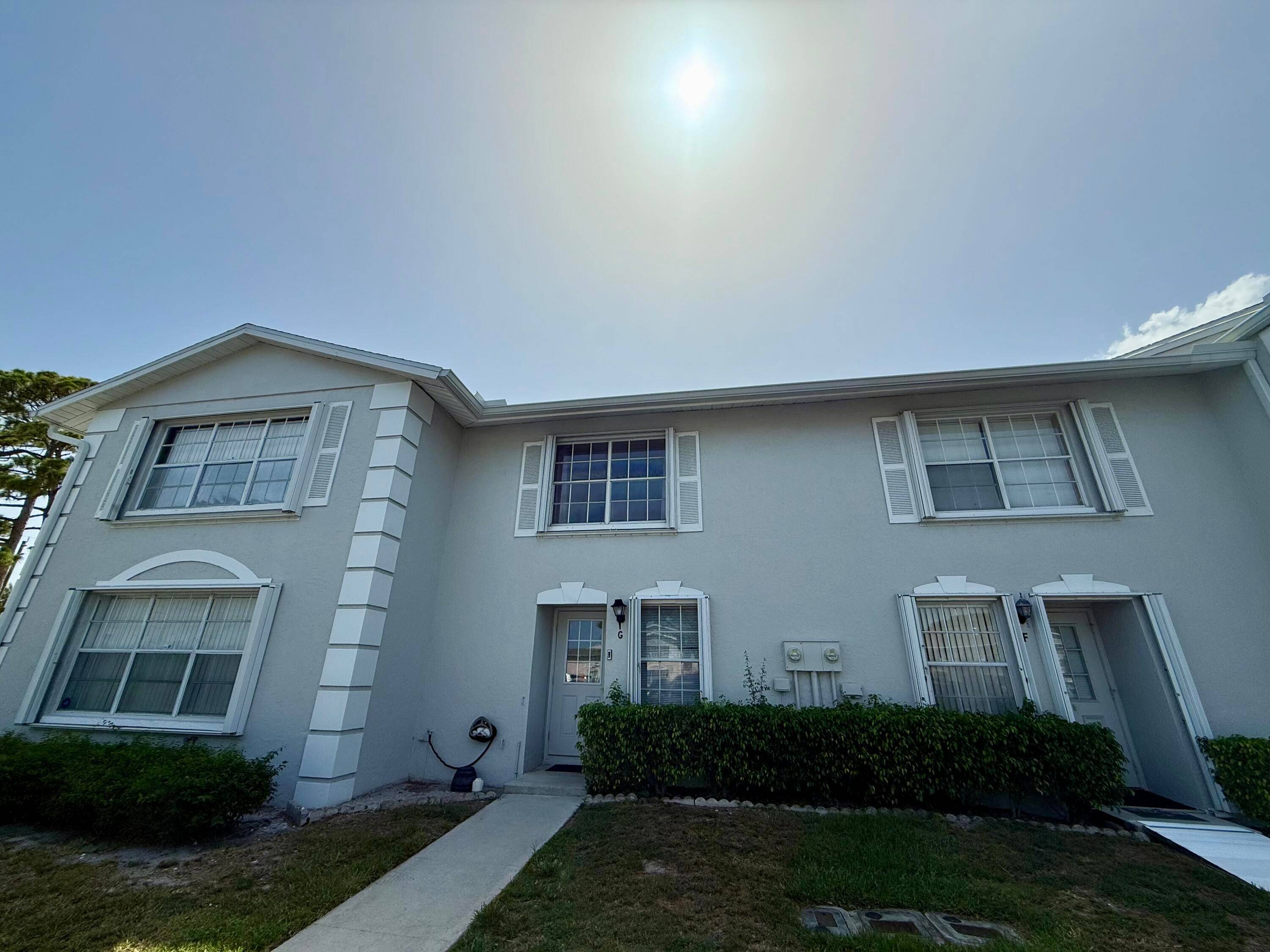 HABLO ESPANOLModern Move In Ready 2 Bedroom Townhome in Greenacres Prime Location !