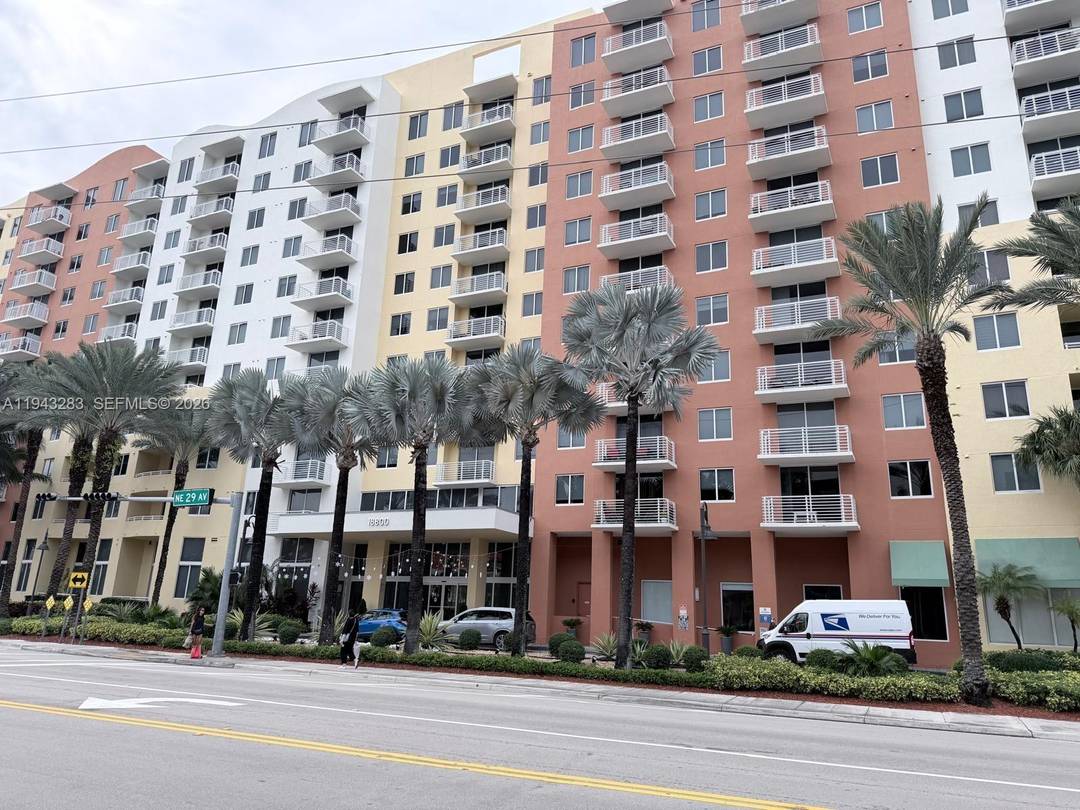 This 2 Bedroom, 2 bath condo in situaded in the heart of Aventura.