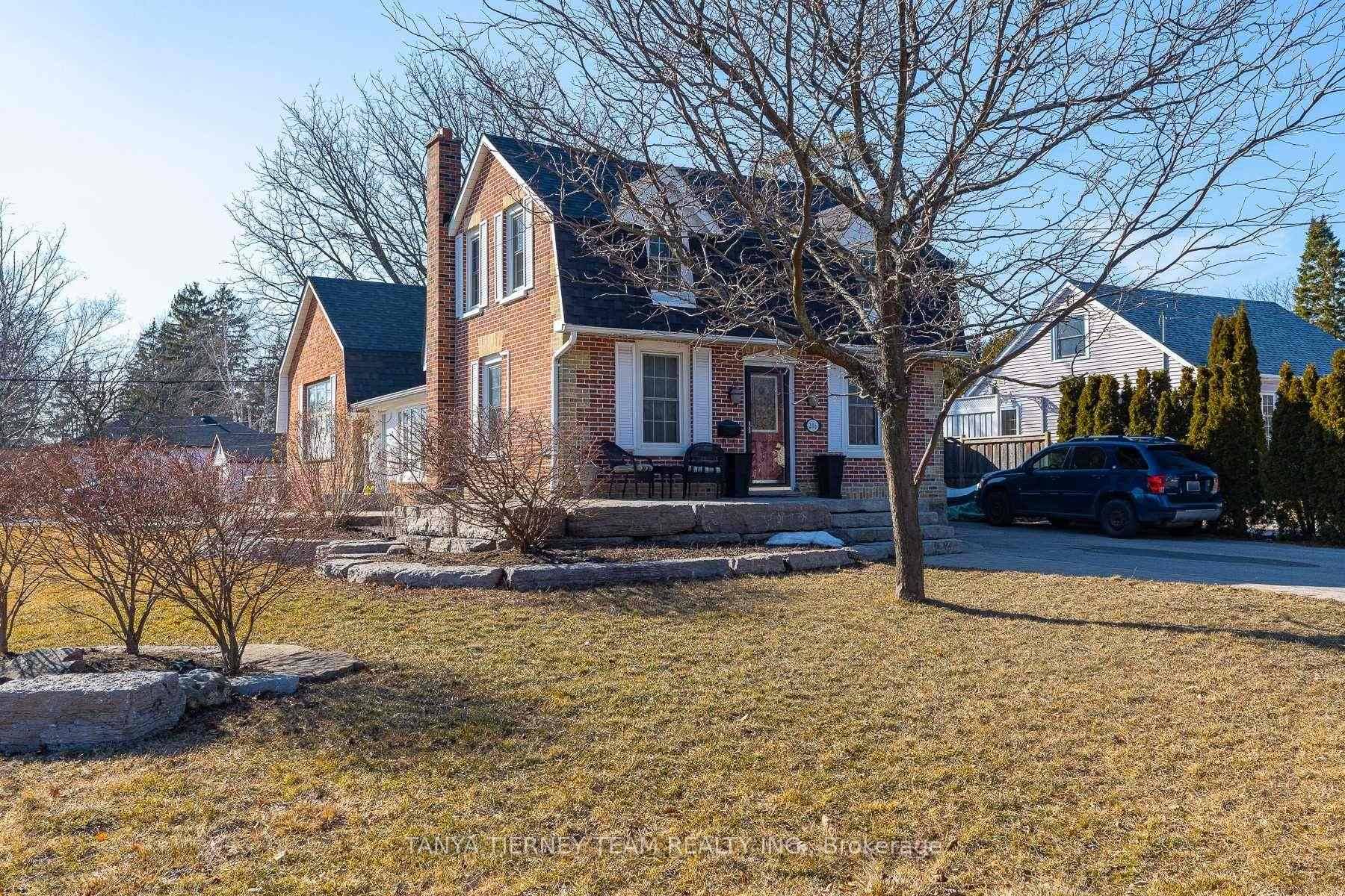 Beautiful 2 bedroom sidesplit in the heart of downtown Whitby !