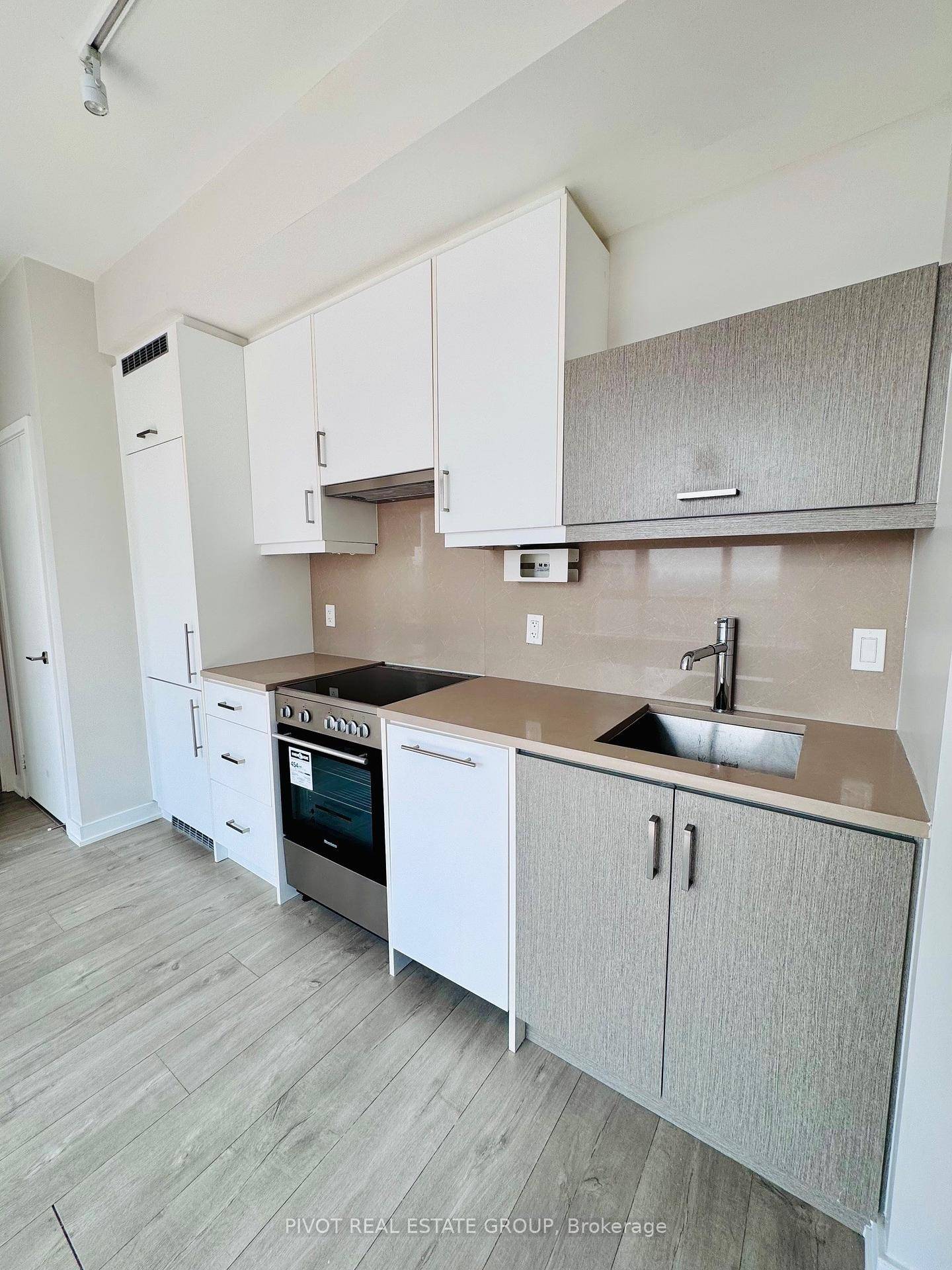 Upper Penthouse Corner 1Bed Den.
