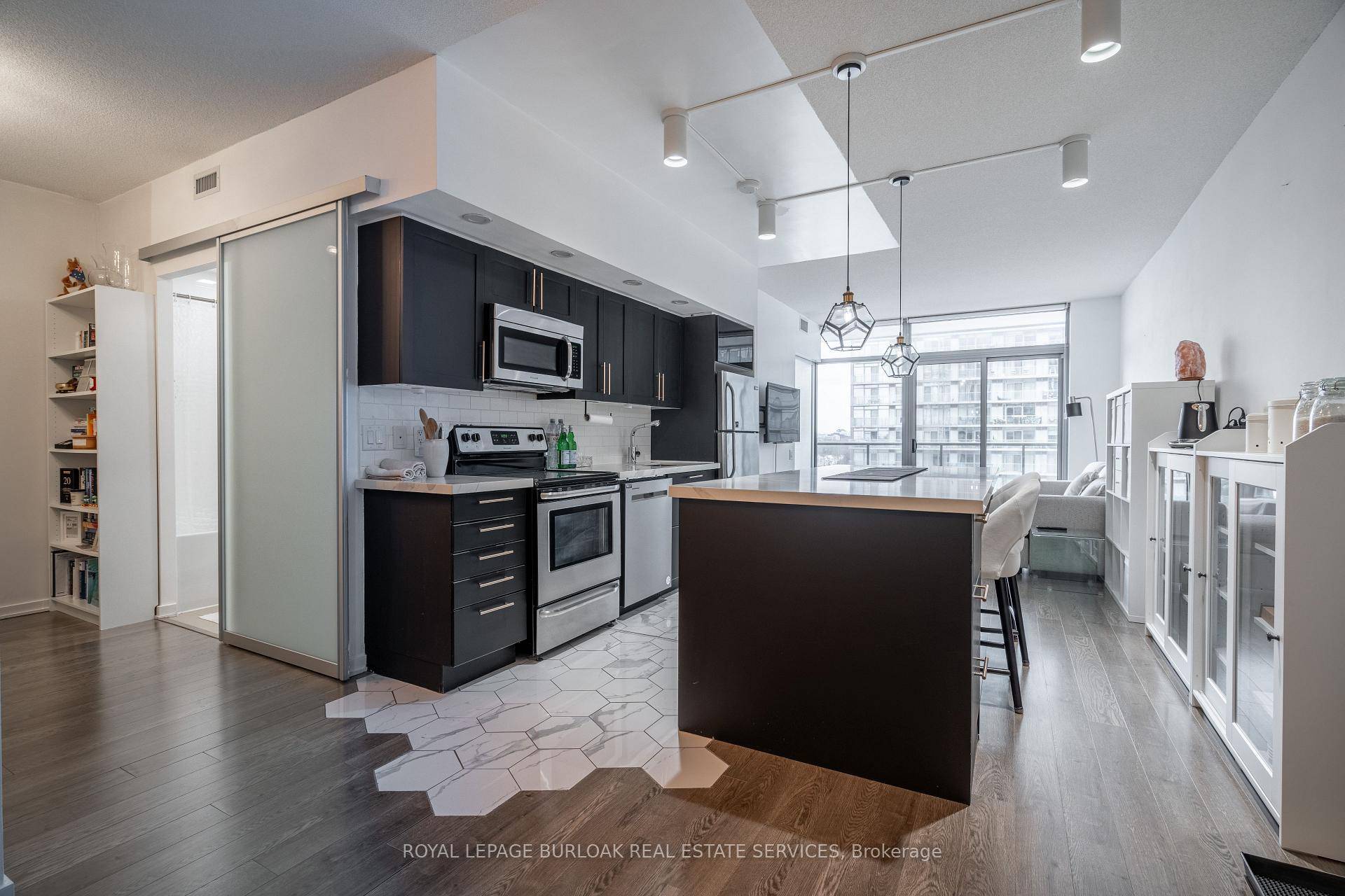 Spacious 1 Den, 1 Bathroom unit available for immediate lease with lake views !
