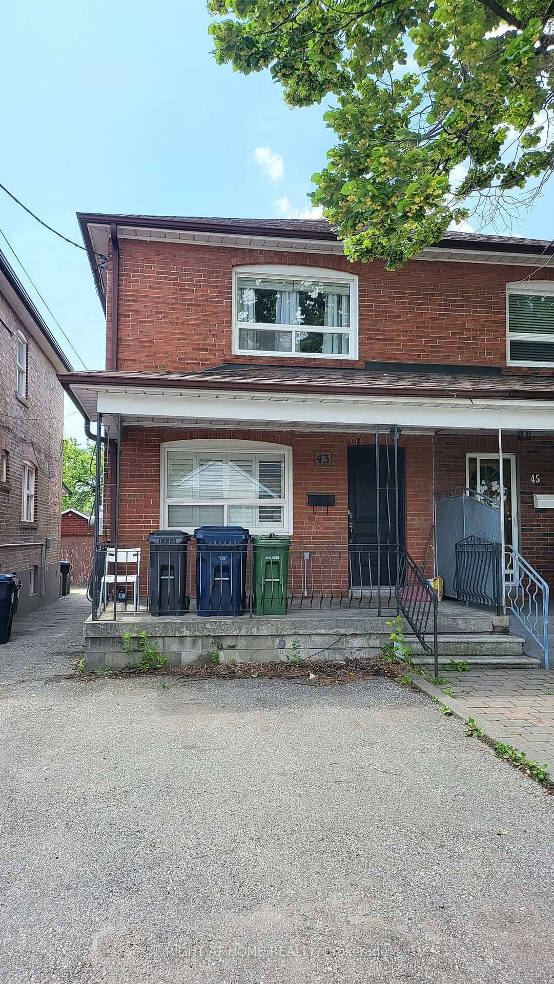 Cozy Upgraded Living near Upcoming Eglinton LRT line.