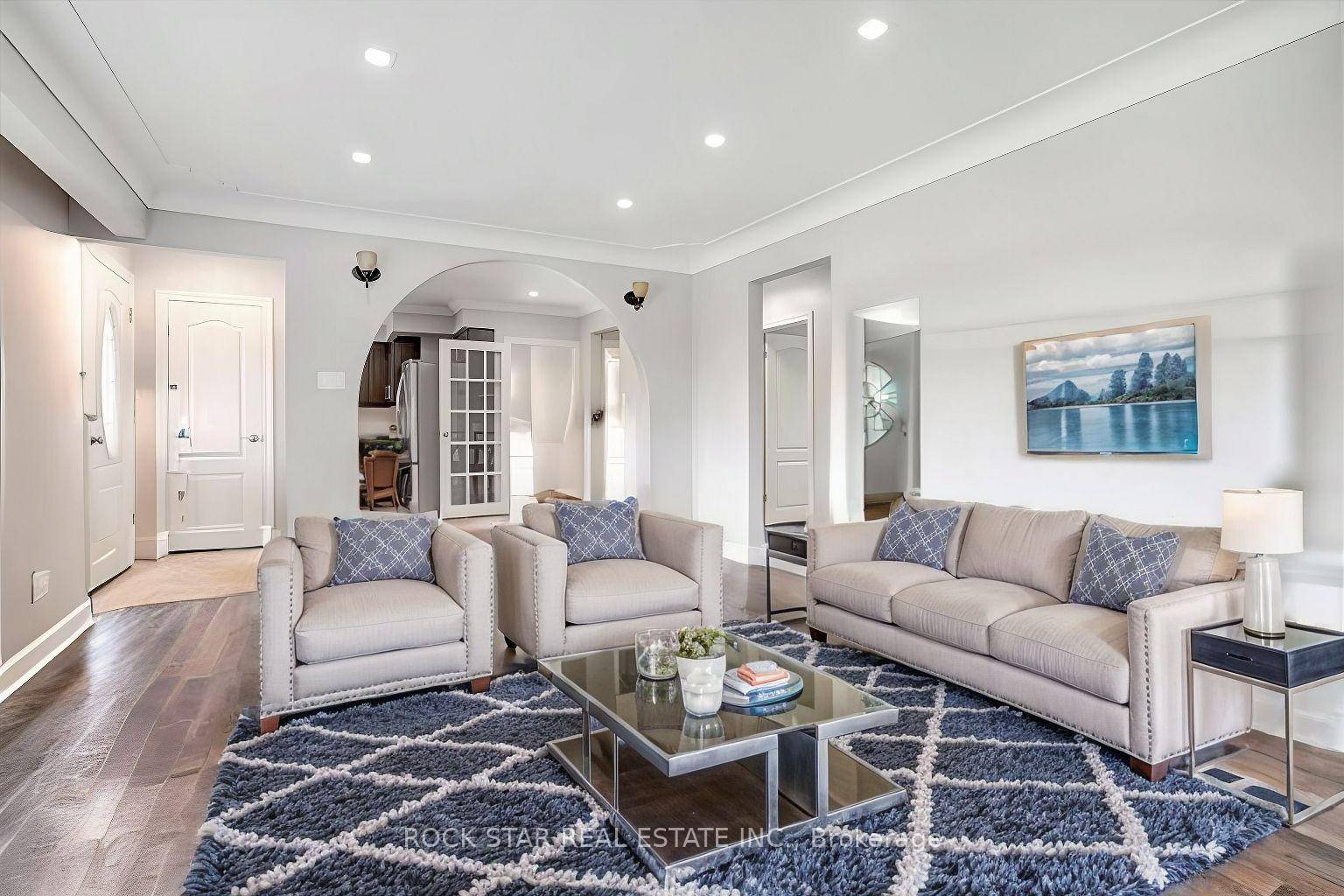 This 3 bedroom, 1 bathroom upper level gem is ready to wow you faster than your favorite barista can spell your name wrong.
