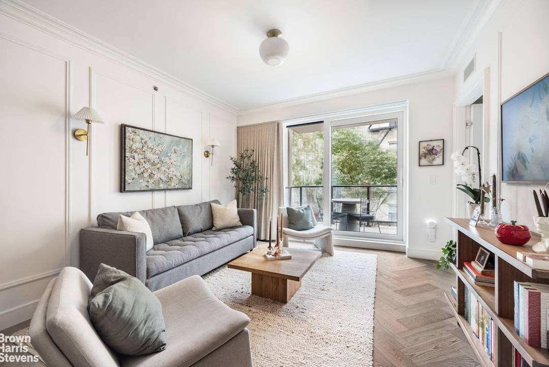 Introducing Residence 4D at Manor 82, an elegant boutique condominium completed in 2022 that blends the timeless sophistication of the Upper East Side with modern design and exceptional craftsmanship.