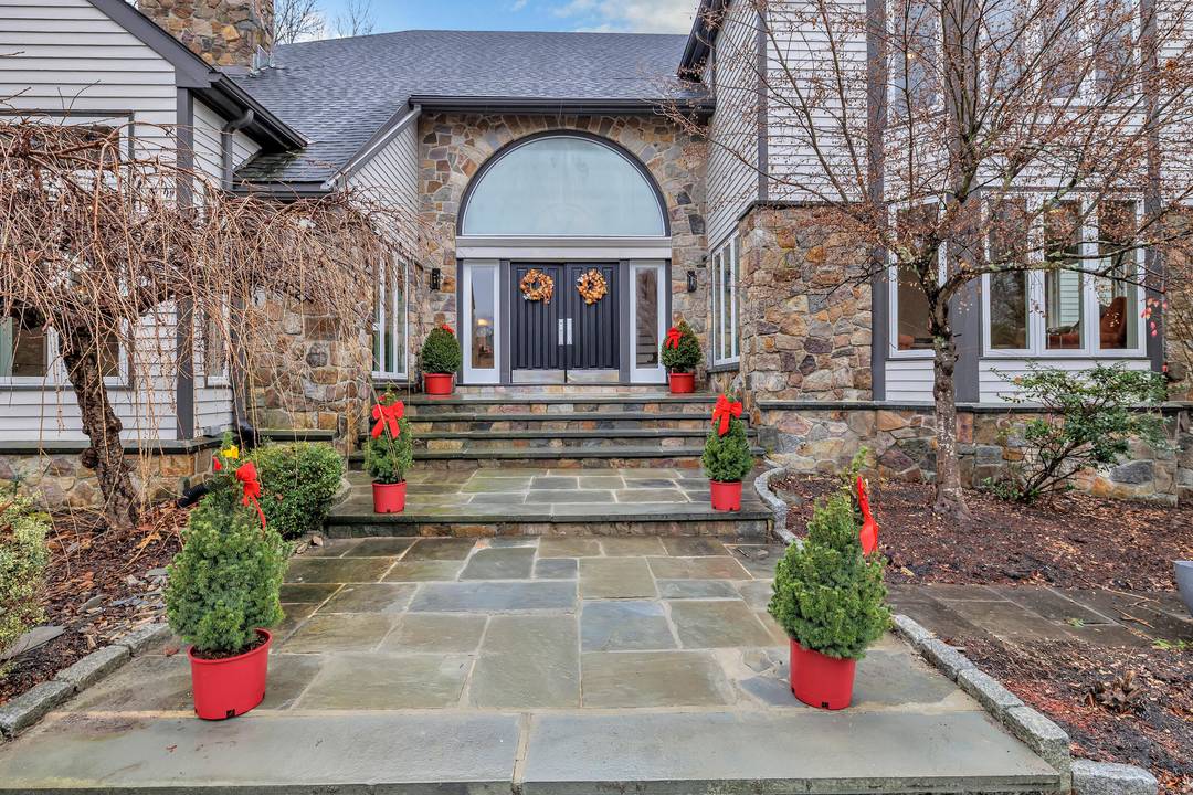 SNOW LIMITS PARKING ; 3 8 NY ONLY ; SUN CT ONLY ; 3 22 ALL OTHERS.