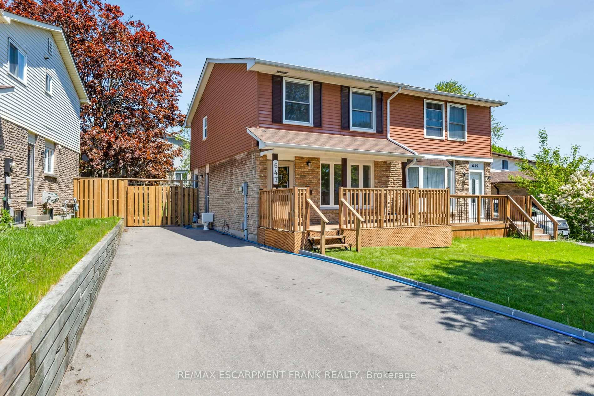 Absolutely Stunning ! ! Welcome to one of Oshawa's most sought after family neighbourhoods walking distance to parks, playgrounds, trails and Lake Ontario.