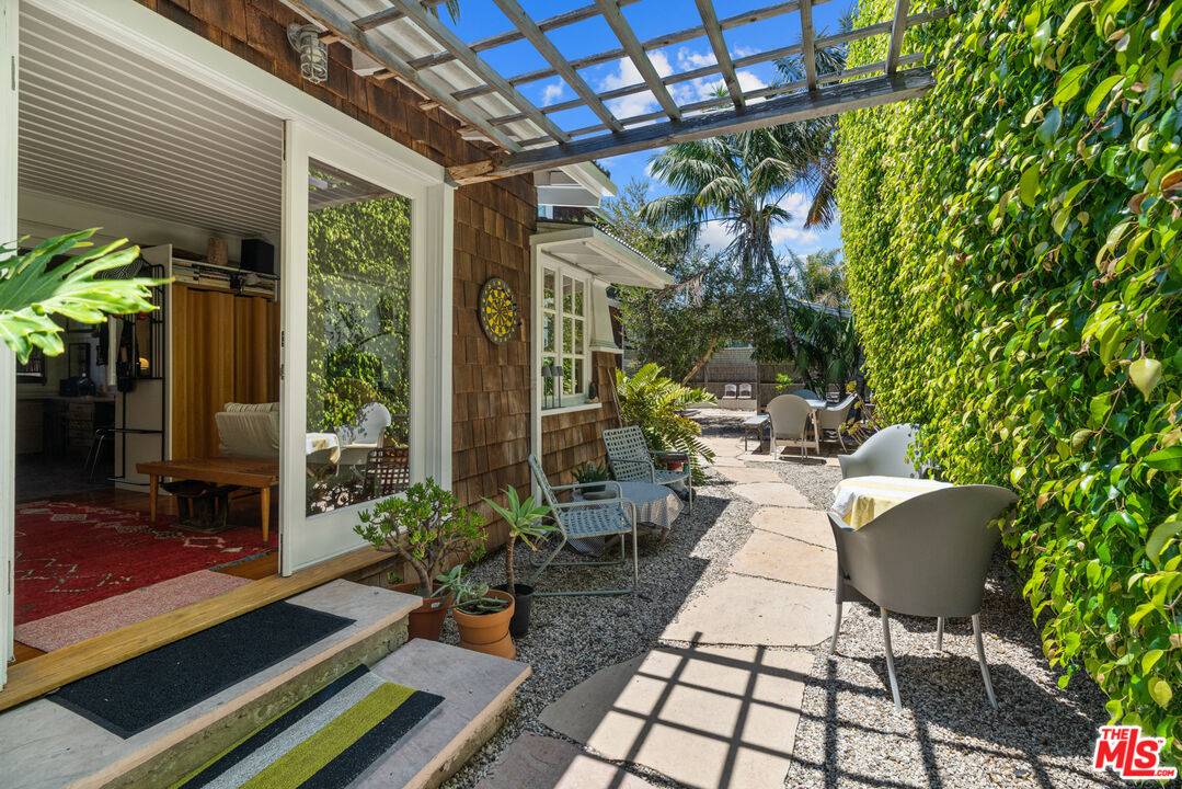 648 1/2  Palms Blvd 2BR Marina Del Rey La