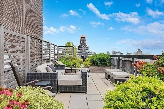 Welcome to The Landmark, a luxury full service cooperative situated in a prime area that offers stunning views of the Queensboro Bridge, East River, and the beautiful cityscape.