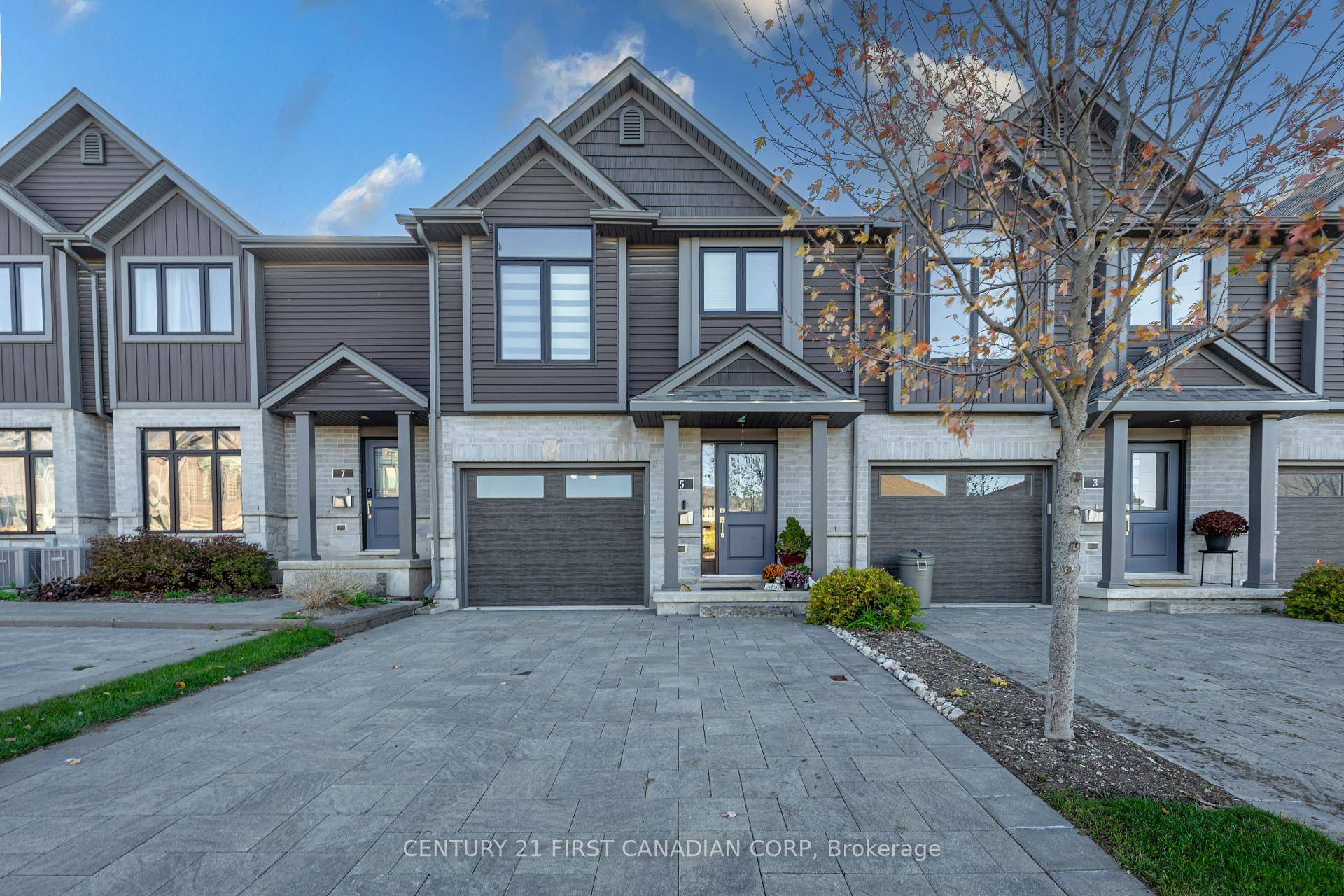 Welcome home to 5 1110 Meadowlark in lovely SUMMERSIDE COMMUNITY of South London !