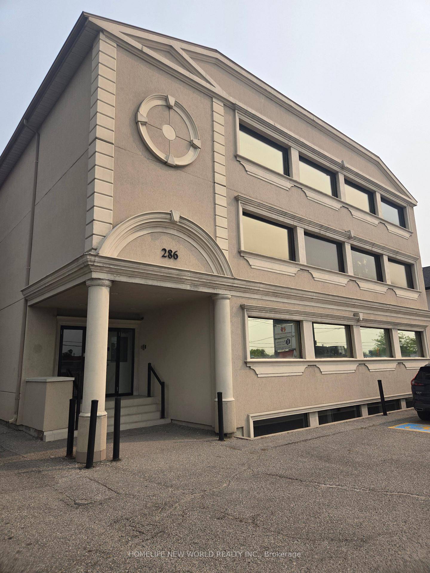 Excellent opportunity to lease this move in ready main floor unit !