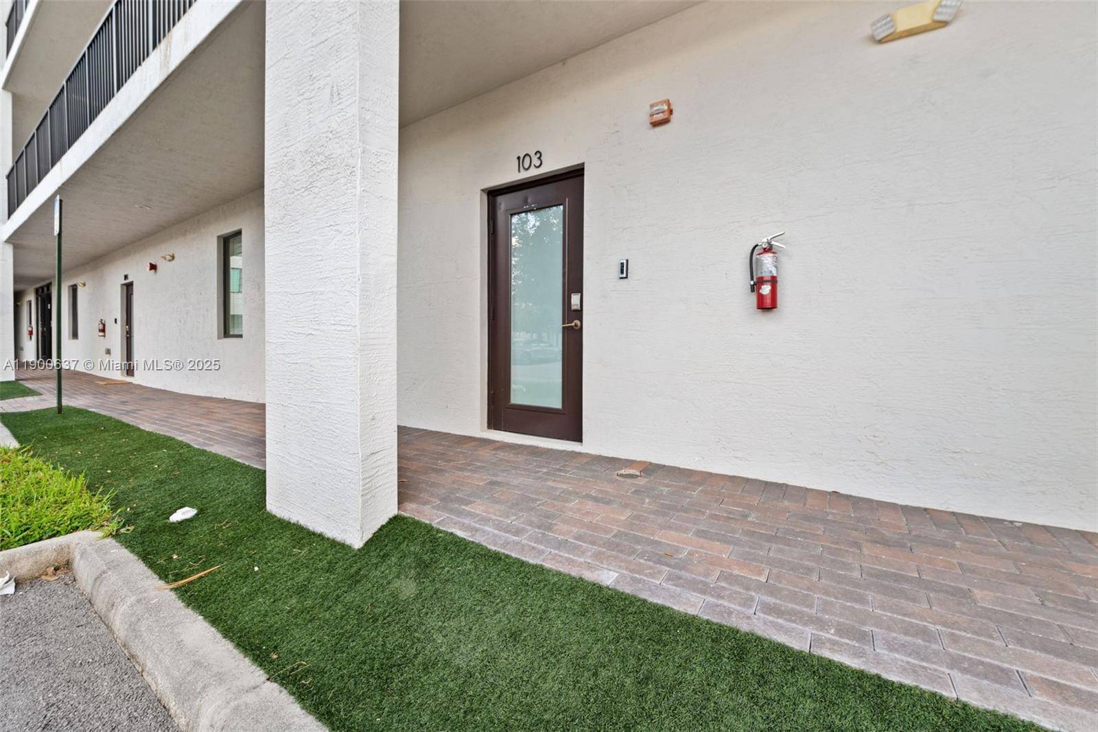 Dream condo located in the heart of Downtown Doral !
