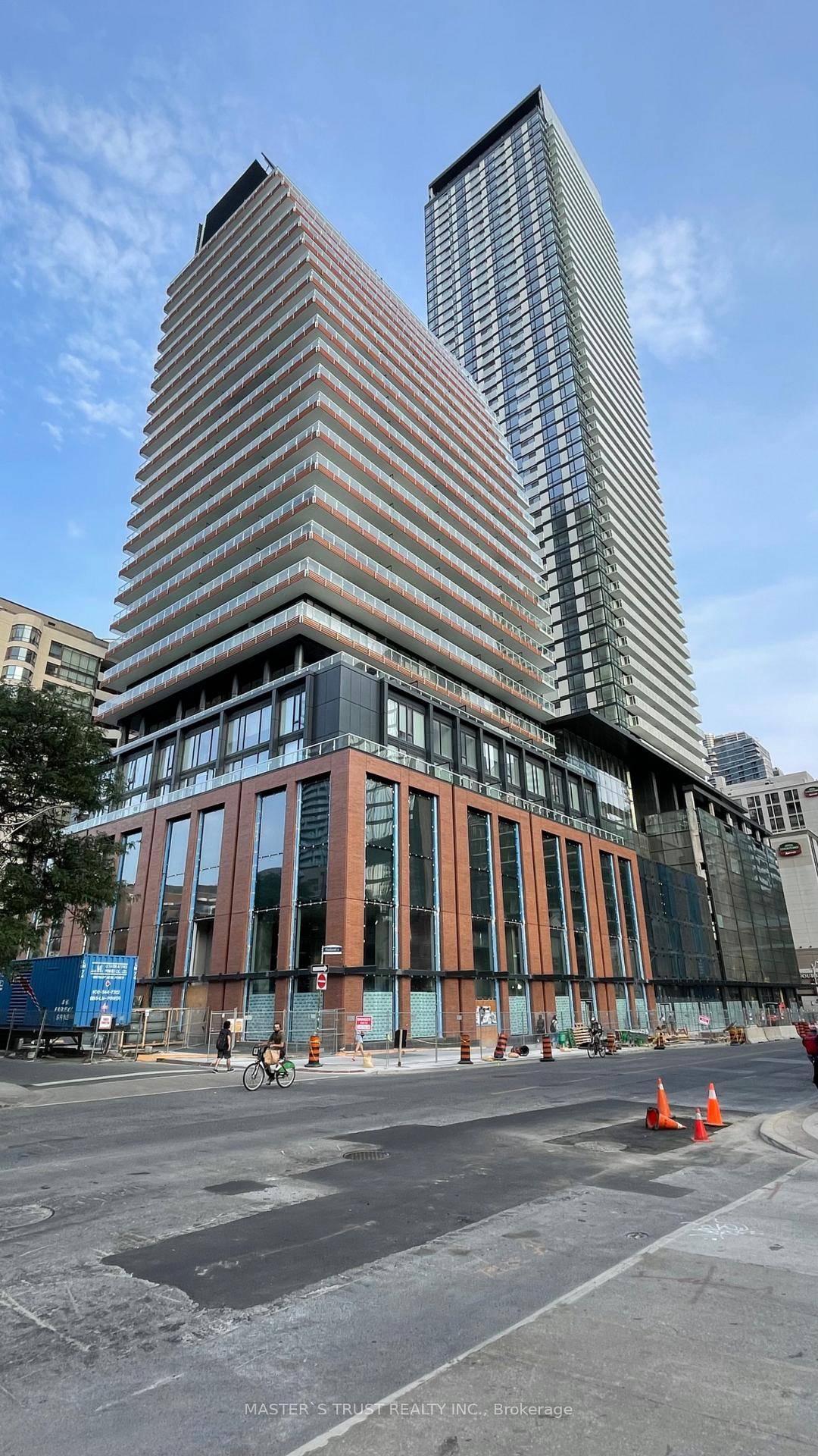 Toronto Central located in downtown toronto close to all universities, TTC subway between two subway college and wellesley walk to all downtown university all kind of restaurant and market high ...
