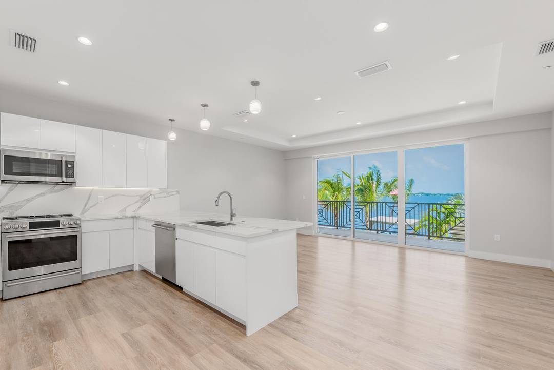 Experience luxury Florida living in this gorgeous Sailfish Cove residence with direct river views !