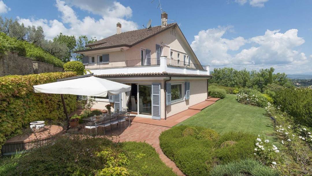 Luxury villa for sale 2 km from Arezzo. Prestigious property estate with two houses, swimming pool, park created by the famous landscape architect