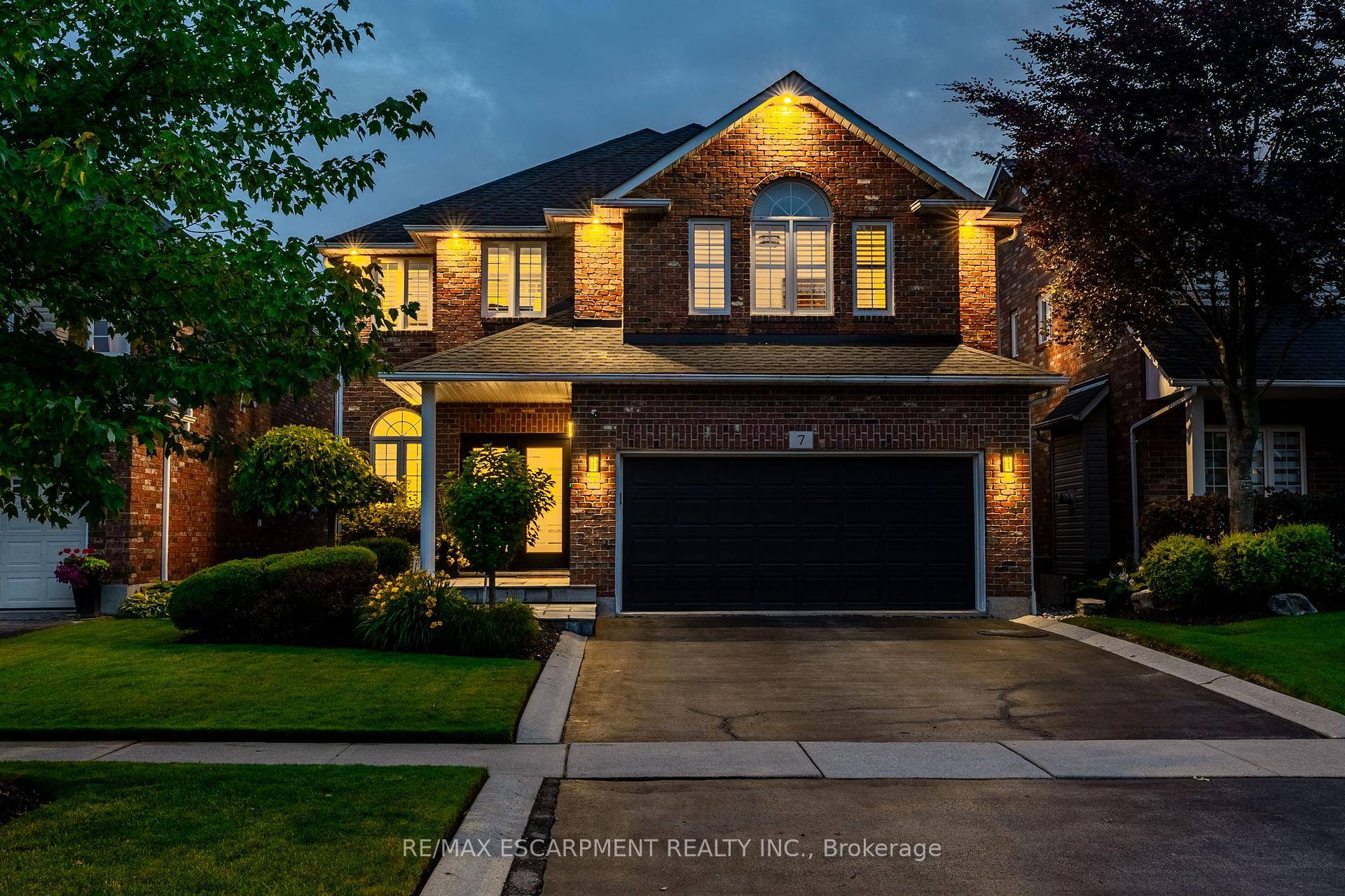 Welcome to 7 Volterra Court, Waterdown a rare family gem !