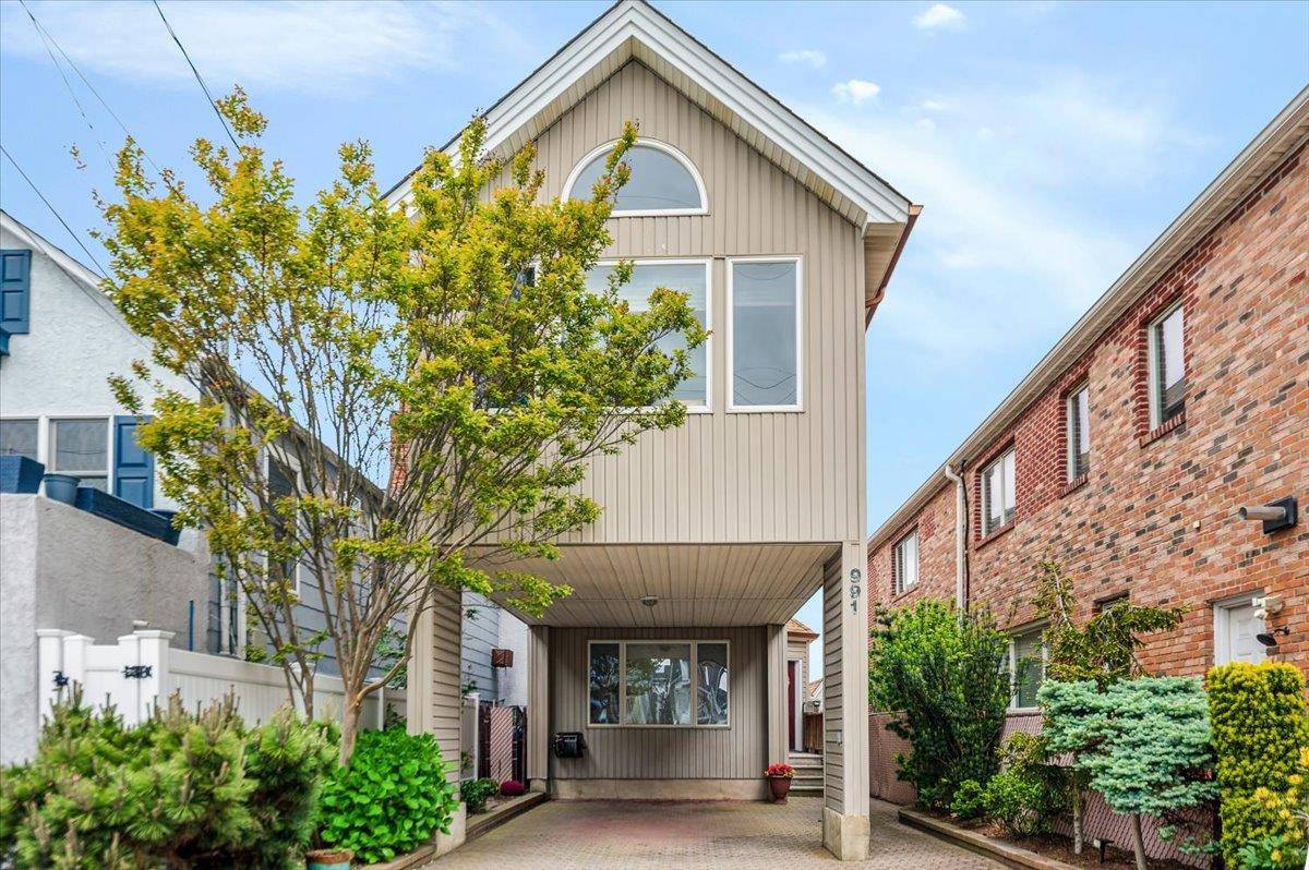 Live the Dream on the Open Bay Welcome to your picture perfect waterfront retreat in Long Beach s vibrant and highly sought after West End.
