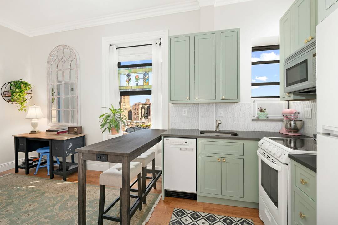 FULLY RENOVATED TOP FLOOR CROWN JEWEL FEATURES WIDE OPEN VIEWS !