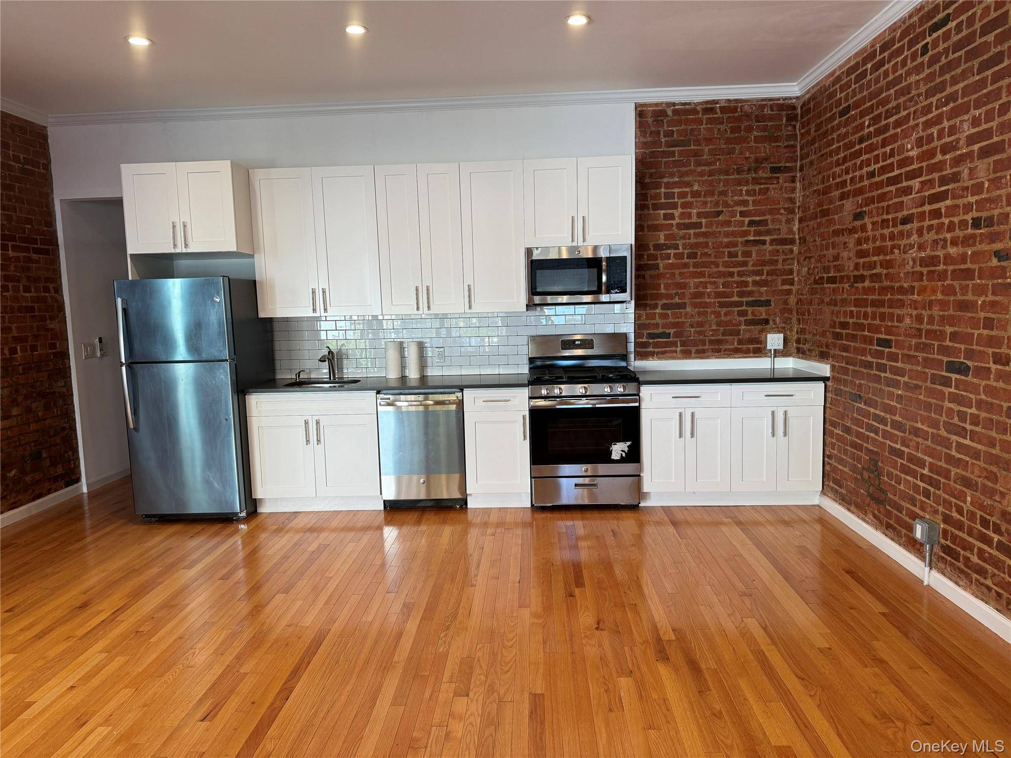 Welcome to this updated 3 bedrooms 2 bathrooms apartment located in Sunset Park, Primary bedroom with ensuite, Exposed brick walls in open concept Kitchen and living room area, New stainless ...