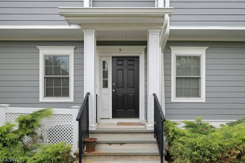 Premier 3 bedroom, 3 1 2 bath townhome in an exceptional location just moments from NJ Transit via New Providence Station, Lakeland Bus service, and a wide array of convenient ...